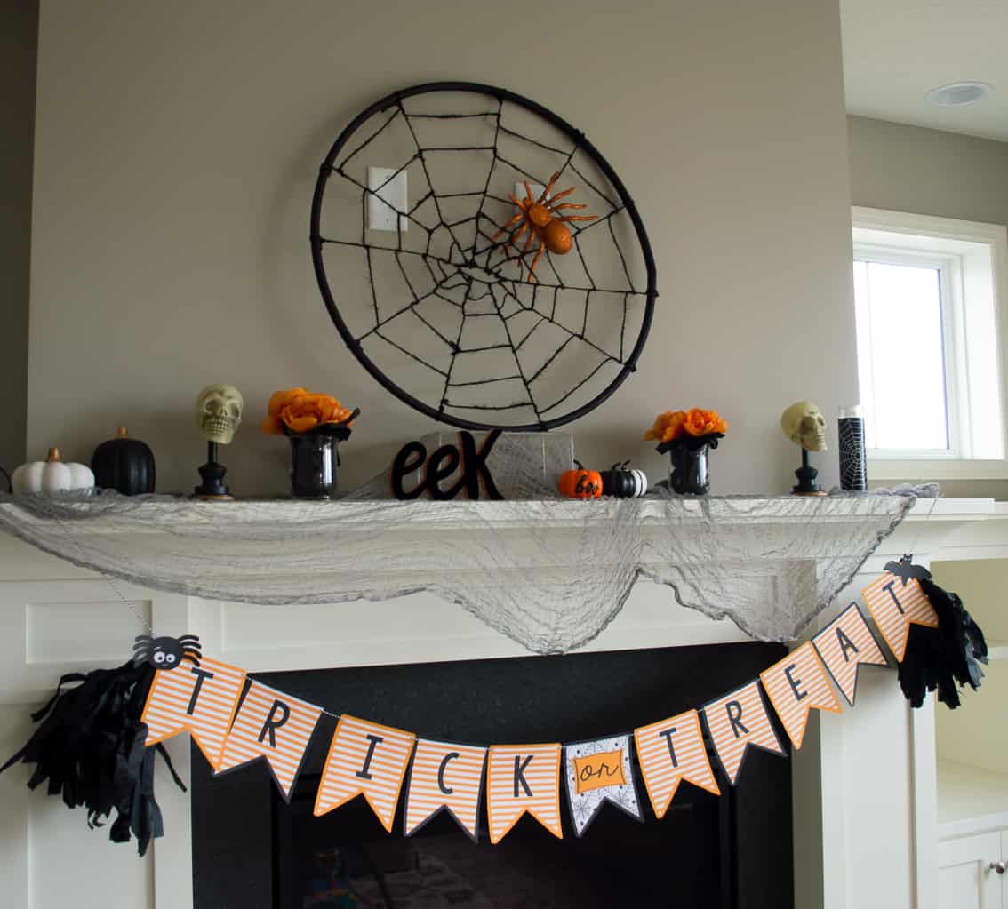 Halloween mantel decoration