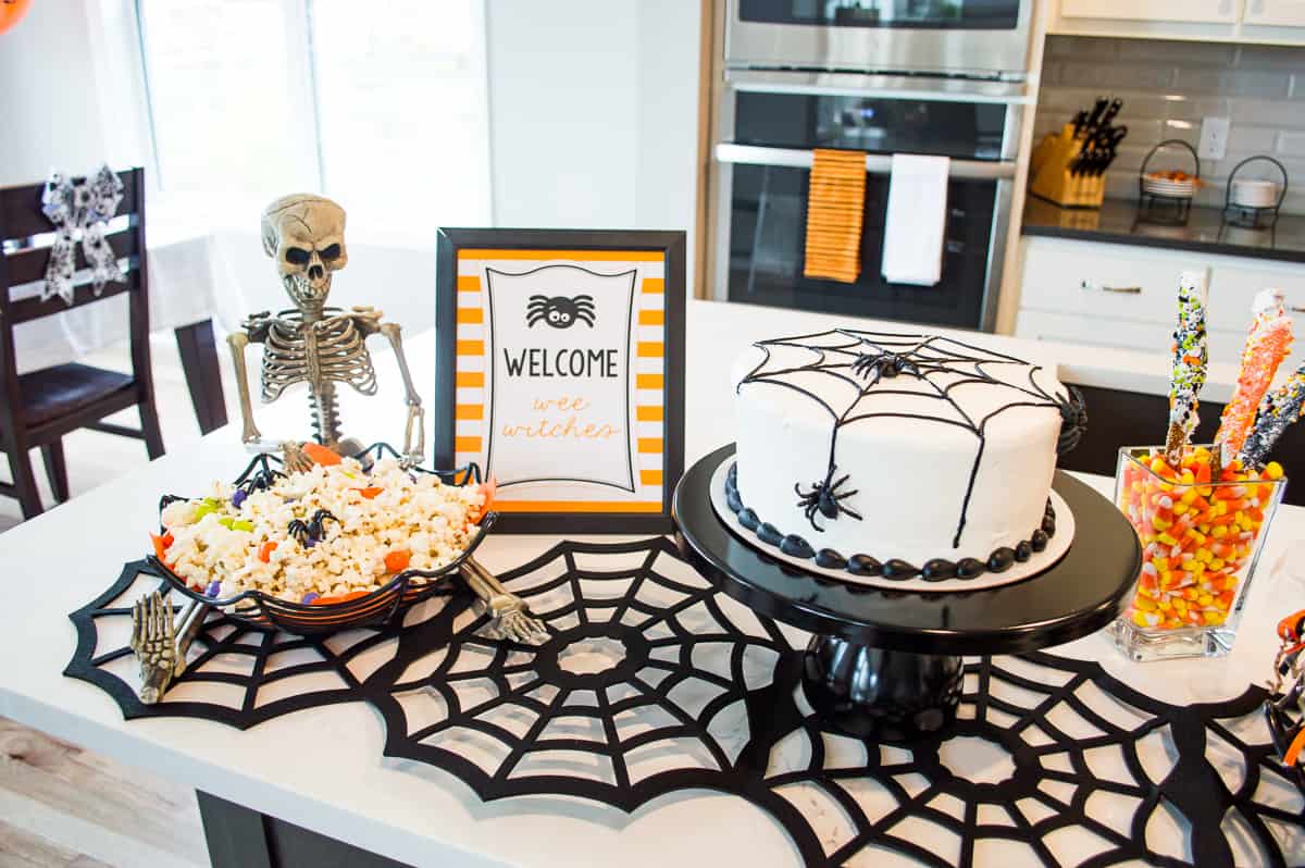 Spider Halloween Party cake and popcorn
