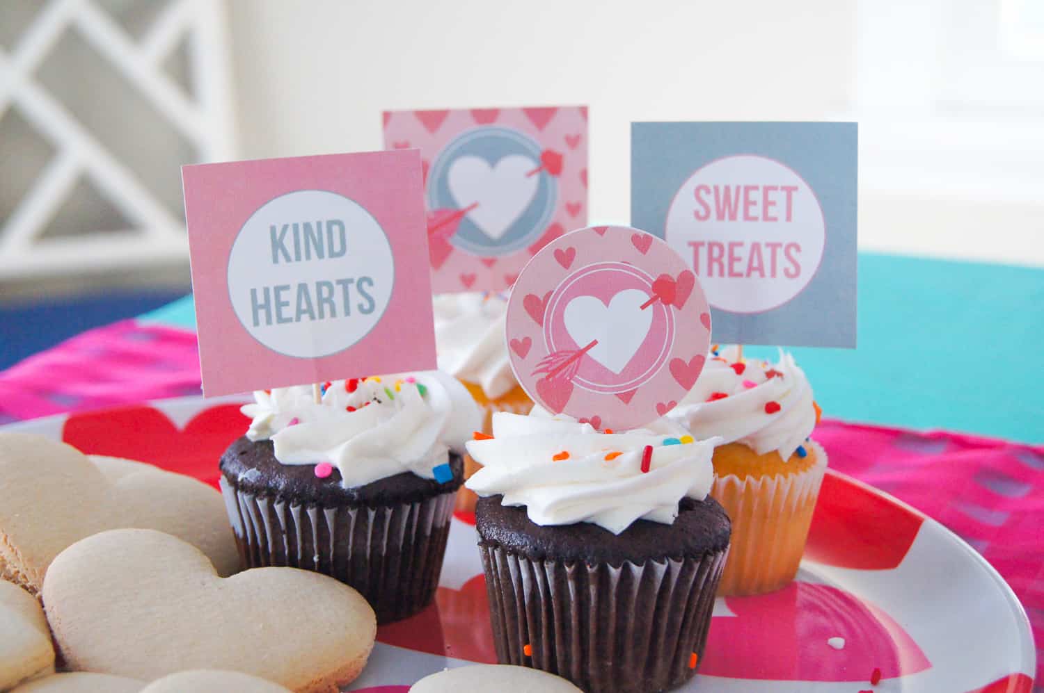 Free Valentine's Day cupcake toppers